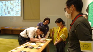 東京国立博物館にて展示物に触れて観察する生徒