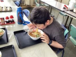 立山町役場食堂で昼食を食べる児童