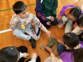 藤ノ木小学校の児童が持ってきてくれた竹の楽器を演奏する児童