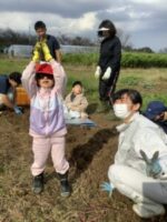 見て、見て！大きなお芋、うれしいなぁ